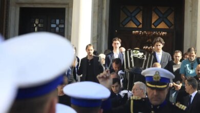 Κηδεία-Διονύση-Σαββόπουλου:-Με-ήχους-από-το-«Λαύριο»-και-τη-«Συννεφούλα»-η-πομπή-προς-το-Α΄-Νεκροταφείο-–-Η-ανατριχιαστική-στιγμή
