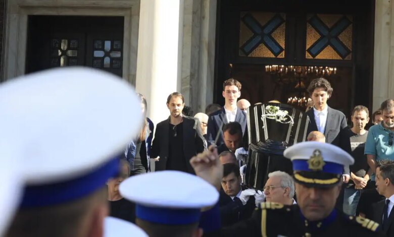 Κηδεία-Διονύση-Σαββόπουλου:-Με-ήχους-από-το-«Λαύριο»-και-τη-«Συννεφούλα»-η-πομπή-προς-το-Α΄-Νεκροταφείο-–-Η-ανατριχιαστική-στιγμή
