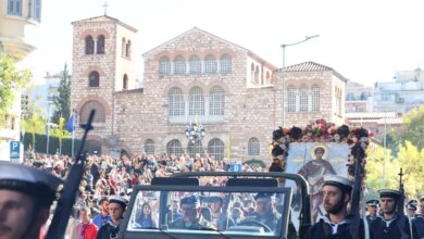 Η-Θεσσαλονίκη-γιορτάζει-τον-Άγιο-Δημήτριο:-Πλήθος-κόσμου-στη-λιτανεία-της-εικόνας-–-Δείτε-φωτογραφίες