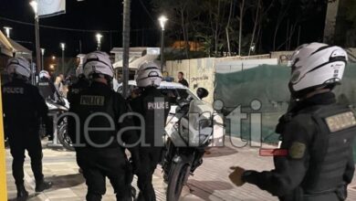 Επίθεση-από-50-κουκουλοφόρους-κατά-του-Μάκη-Βορίδη-στο-Ηράκλειο:-Του-πέταξαν-αυγά,-τραπέζια-και-φώναζαν-συνθήματα