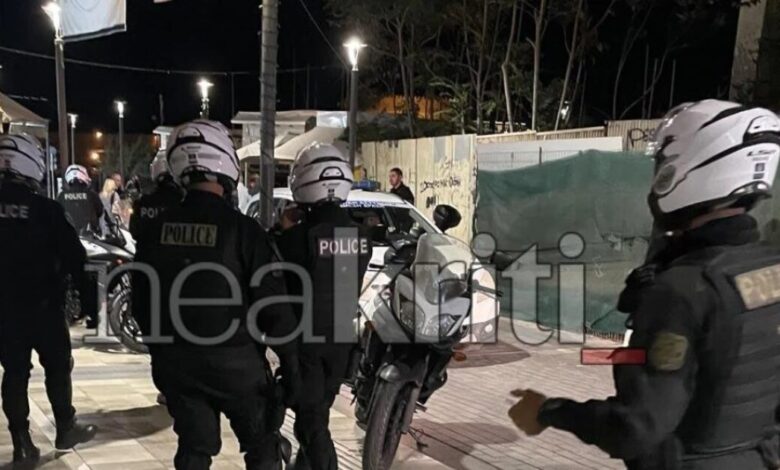 Επίθεση-από-50-κουκουλοφόρους-κατά-του-Μάκη-Βορίδη-στο-Ηράκλειο:-Του-πέταξαν-αυγά,-τραπέζια-και-φώναζαν-συνθήματα