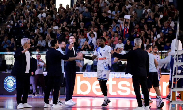 Μύκονος-betsson:-Φοβερές-εικόνες-στο-γήπεδο-της-Άνω-Μεράς-για-το-ιστορικό-παιχνίδι-με-τον-Ολυμπιακό