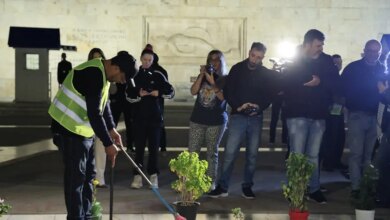 Πάνος-Ρούτσι-και-Ζωή-Κωνσταντοπούλου-με-σκούπες-μπροστά-από-το-Μνημείο-του-Αγνώστου-Στρατιώτη:-«Τιμωρητική-η-τροπολογία,-μην-πειράξετε-τα-παιδιά»