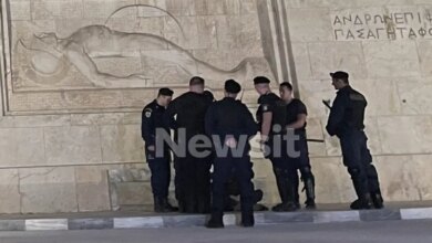 Άγνωστος-Στρατιώτης:-Γυναίκα-κάθισε-πάνω-στο-μνημείο-για-να-διαμαρτυρηθεί-–-Στην-προσαγωγή-της-προχώρησαν-οι-αρχές