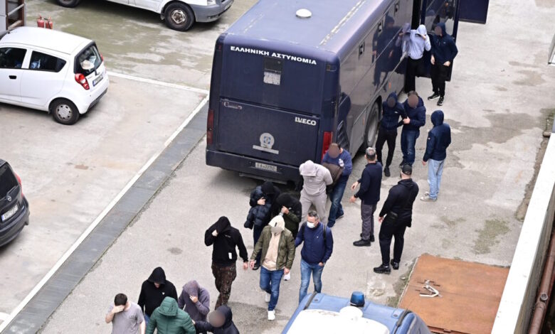 ΟΠΕΚΕΠΕ:-Σε-κατ’-οίκον-περιορισμό-με-«βραχιολάκι»-η-σύζυγος-του-φερόμενου-αρχηγού-του-κυκλώματος