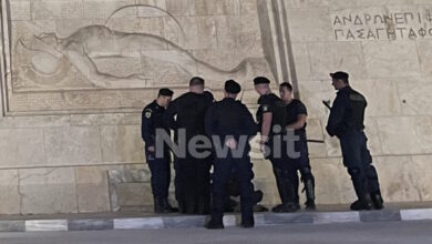 Άγνωστος-Στρατιώτης:-Γυναίκα-κάθισε-πάνω-στο-μνημείο-για-να-διαμαρτυρηθεί-–-Στην-προσαγωγή-της-προχώρησαν-οι-αρχές