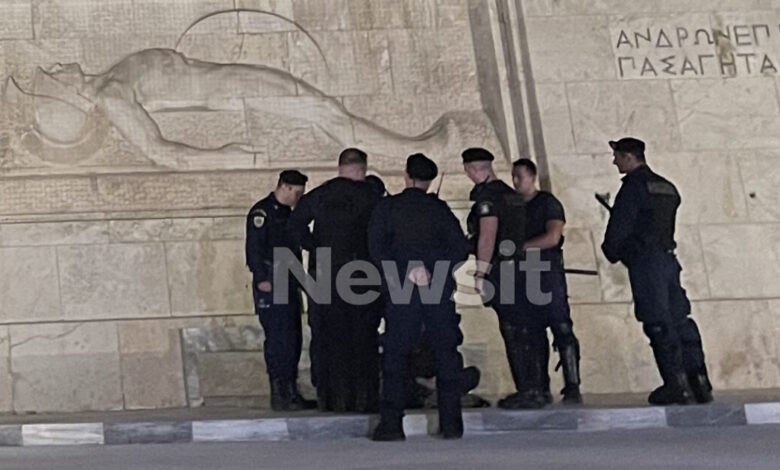 Άγνωστος-Στρατιώτης:-Γυναίκα-κάθισε-πάνω-στο-μνημείο-για-να-διαμαρτυρηθεί-–-Στην-προσαγωγή-της-προχώρησαν-οι-αρχές