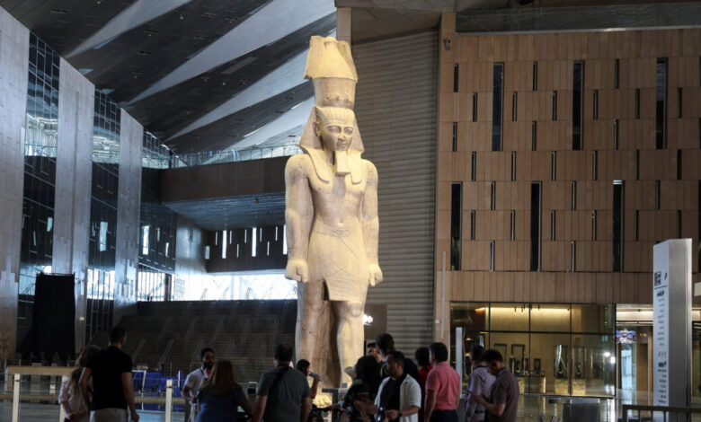 Ανοίγει-το-Μεγάλο-Αιγυπτιακό-Μουσείο,-το-μεγαλύτερο-στον-κόσμο-με-αναφορές-στην-ελληνική-ιστορία-–-Δείτε-φωτογραφίες