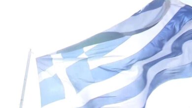 28η-Οκτωβρίου:-Υψώθηκε-και-φέτος-η-τεράστια-ελληνική-σημαία-στο-λιμάνι-της-Χίου