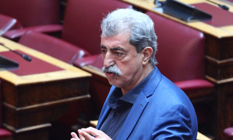 Ο-Παύλος-Πολάκης-κατά-του-Διονύση-Σαββόπουλου-ακόμη-και-μετά-τον-θάνατο-του-σπουδαίου-τραγουδοποιού:-«Ρε-ουστ-που-θα-πηγαίναμε-και-στην-κηδεία»