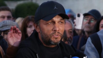 Ο-Πάνος-Ρούτσι-ξανά-στο-Σύνταγμα-–-Κεράκια-και-τραγούδια-στο-μνημείο-των-θυμάτων-των-Τεμπών