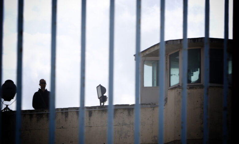 Συναγερμός-στις-φυλακές-Κορυδαλλού:-Εντοπίστηκε-πιστόλι-με-γεμιστήρα-και-8-σφαίρες-θαμμένο-στο-προαύλιο