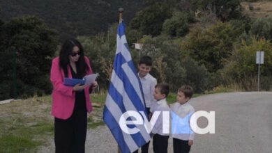 28η-Οκτωβρίου:-Δύο-μαθητές-δημοτικού-παρέλασαν-σε-χωριό-της-Καρύστου-–-«Αγαπώ-πολύ-αυτόν-τον-τόπο-και-τα-δύο-παιδάκια»-είπε-η-δασκάλα