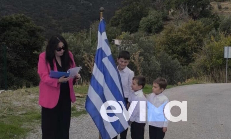 28η-Οκτωβρίου:-Δύο-μαθητές-δημοτικού-παρέλασαν-σε-χωριό-της-Καρύστου-–-«Αγαπώ-πολύ-αυτόν-τον-τόπο-και-τα-δύο-παιδάκια»-είπε-η-δασκάλα