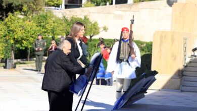 Η-Ζωή-Κωνσταντοπούλου-με-την-Αλεξάνδρα-Σάντα,-κόρη-του-αντιστασιακού-Λάκη-Σάντα,-στο-Σύνταγμα