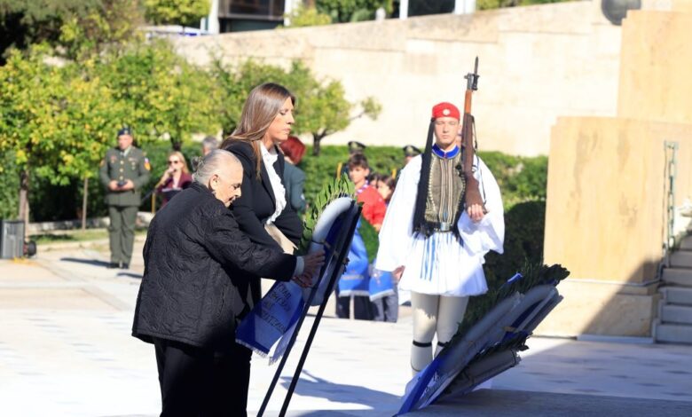 Η-Ζωή-Κωνσταντοπούλου-με-την-Αλεξάνδρα-Σάντα,-κόρη-του-αντιστασιακού-Λάκη-Σάντα,-στο-Σύνταγμα