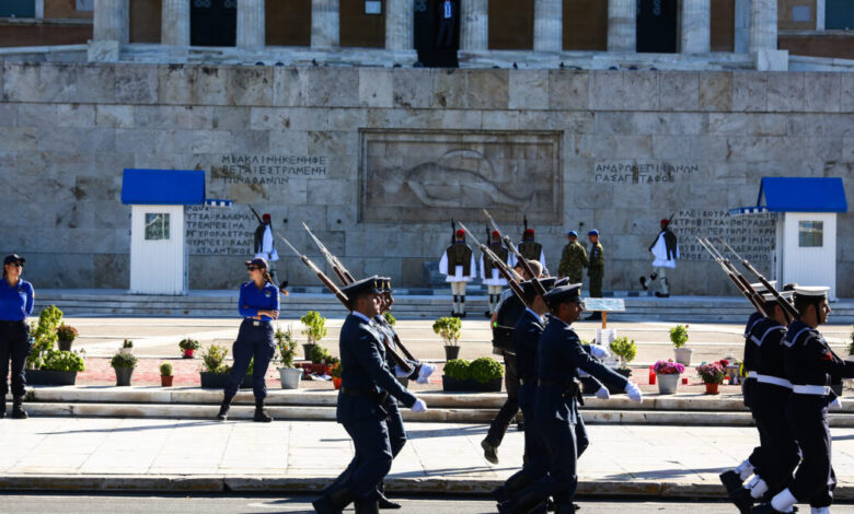 28η-Οκτωβρίου-2025:-Πλήθος-κόσμου-στην-μαθητική-παρέλαση-στην-Αθήνα-–-Αστυνομικοί-προστατεύουν-τον-Άγνωστο-Στρατιώτη