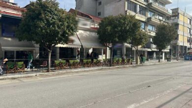 Παρέλαση-Επισήμων…-με-φραπέ-στο-χέρι