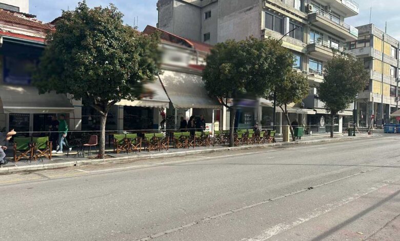 Παρέλαση-Επισήμων…-με-φραπέ-στο-χέρι