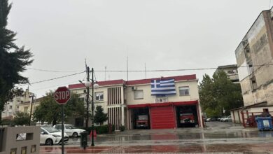 Η-Πυροσβεστική-Τρικάλων-ύψωσε-τη-γαλανόλευκη-για-την-28η-Οκτωβρίου