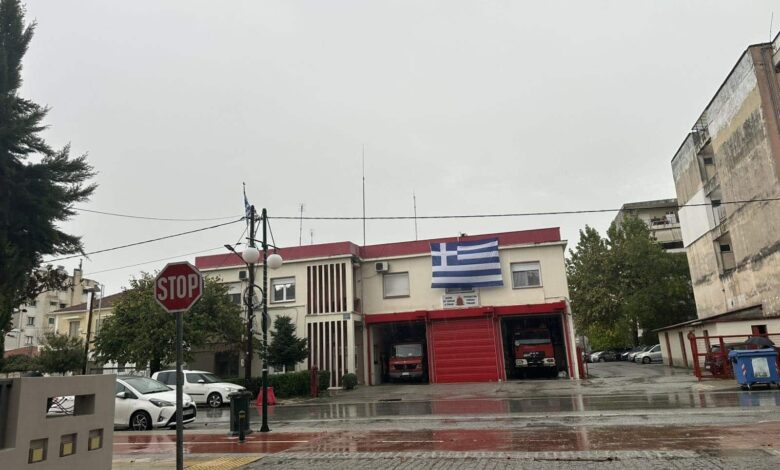 Η-Πυροσβεστική-Τρικάλων-ύψωσε-τη-γαλανόλευκη-για-την-28η-Οκτωβρίου