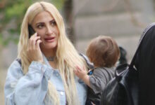 Η-Ιωάννα-Τούνη-με-τον-γιο-της-στην-παρέλαση-της-Θεσσαλονίκης:-«Ήρθαμε-να-δούμε-αστυνομικούς,-πυροσβέστες,-στρατιωτικούς»