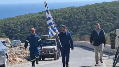 Γαύδος:-Για-πρώτη-φορά-η-παρέλαση-της-28ης-Οκτωβρίου-δεν-είχε-μαθητές-–-Στρατός-και-κάτοικοι-ύψωσαν-τη-σημαία-ψηλά