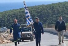 Γαύδος:-Για-πρώτη-φορά-η-παρέλαση-της-28ης-Οκτωβρίου-δεν-είχε-μαθητές-–-Στρατός-και-κάτοικοι-ύψωσαν-τη-σημαία-ψηλά