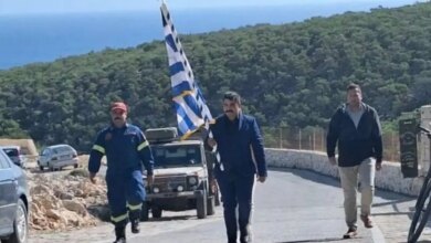 Γαύδος:-Για-πρώτη-φορά-η-παρέλαση-της-28ης-Οκτωβρίου-δεν-είχε-μαθητές-–-Στρατός-και-κάτοικοι-ύψωσαν-τη-σημαία-ψηλά