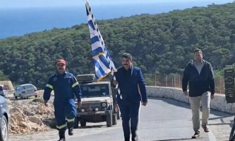Γαύδος:-Για-πρώτη-φορά-η-παρέλαση-της-28ης-Οκτωβρίου-δεν-είχε-μαθητές-–-Στρατός-και-κάτοικοι-ύψωσαν-τη-σημαία-ψηλά