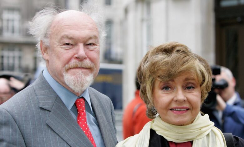 Προυνέλα-Σκέιλς:-Η-ζωή-και-η-καριέρα-της-αξέχαστης-Σίμπιλ-του-«fawlty-towers»-και-ο-μεγάλος-έρωτας-με-τον-Τίμοθι-Γουέστ