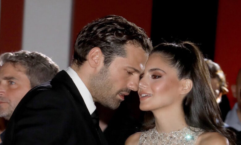 Αλεξάνδρα-Νίκα-–-Κωνσταντίνος-Αργυρός:-Η-γλυκιά-φωτογραφία-του-γιού-τους-με-την-ελληνική-σημαία