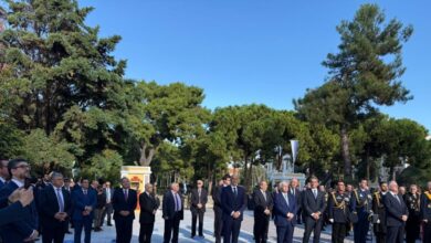 Παρέλαση-28-Οκτωβρίου:-Απόντες-Ανδρουλάκης,-Φάμελλος-από-το-τρισάγιο-και-την-κατάθεση-στεφάνου-στη-Θεσσαλονίκη-–-Θερμή-χειραψία-Μητσοτάκη-–-Δένδια