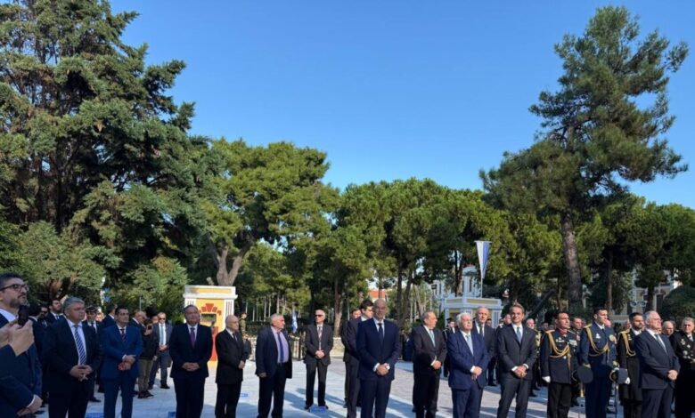 Παρέλαση-28-Οκτωβρίου:-Απόντες-Ανδρουλάκης,-Φάμελλος-από-το-τρισάγιο-και-την-κατάθεση-στεφάνου-στη-Θεσσαλονίκη-–-Θερμή-χειραψία-Μητσοτάκη-–-Δένδια