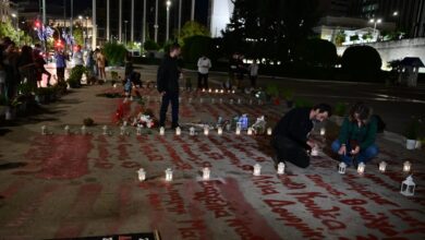 Νέα-συγκέντρωση-στο-Σύνταγμα-για-τα-Τέμπη:-Κεράκια-και-λουλούδια-στα-γραμμένα-ονόματα-των-θυμάτων