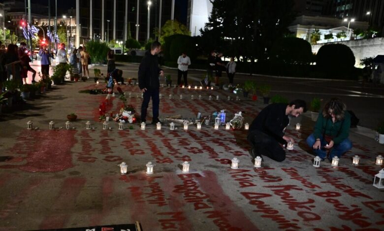 Νέα-συγκέντρωση-στο-Σύνταγμα-για-τα-Τέμπη:-Κεράκια-και-λουλούδια-στα-γραμμένα-ονόματα-των-θυμάτων