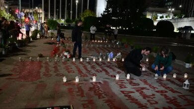 Νέα-συγκέντρωση-στο-Σύνταγμα-για-τα-Τέμπη:-Κεράκια-και-λουλούδια-στα-γραμμένα-ομόματα-των-θυμάτων