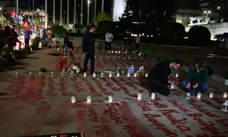 Νέα-συγκέντρωση-στο-Σύνταγμα-για-τα-Τέμπη:-Κεράκια-και-λουλούδια-στα-γραμμένα-ομόματα-των-θυμάτων