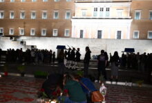 Τέμπη:-Βίντεο-και-φωτογραφίες-από-τη-νέα-συγκέντρωση-μπροστά-στον-Άγνωστο-Στρατιώτη-–-«Ίσως-είναι-η-τελευταία-φορά»