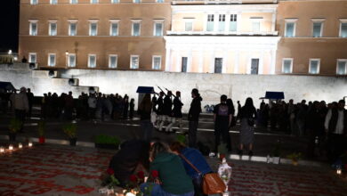 Τέμπη:-Βίντεο-και-φωτογραφίες-από-τη-νέα-συγκέντρωση-μπροστά-στον-Άγνωστο-Στρατιώτη-–-«Ίσως-είναι-η-τελευταία-φορά»