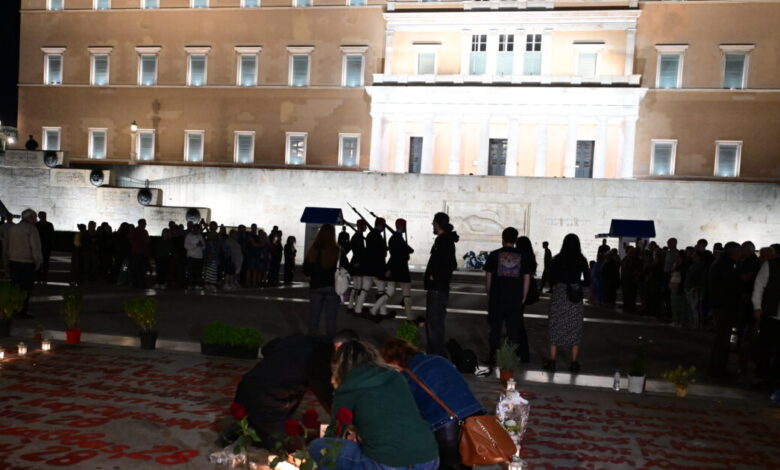 Τέμπη:-Βίντεο-και-φωτογραφίες-από-τη-νέα-συγκέντρωση-μπροστά-στον-Άγνωστο-Στρατιώτη-–-«Ίσως-είναι-η-τελευταία-φορά»