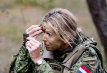 Ολλανδία:-Η-βασίλισσα-Μάξιμα-με-φούμο-και-στρατιωτική-παραλλαγή-–-Συμμετείχε-σε-ασκήσεις