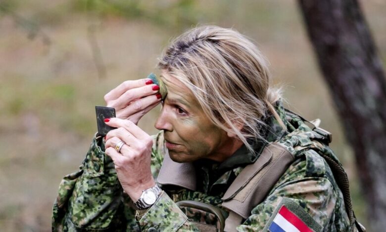 Ολλανδία:-Η-βασίλισσα-Μάξιμα-με-φούμο-και-στρατιωτική-παραλλαγή-–-Συμμετείχε-σε-ασκήσεις