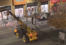 Λονδίνο:-Θρασύτατοι-ληστές-σήκωσαν-atm-με-εκσκαφέα,-το-έβαλαν-σε-φορτηγό-και-έγιναν-καπνός