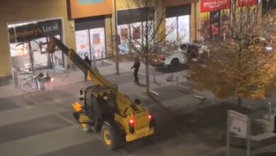 Λονδίνο:-Θρασύτατοι-ληστές-σήκωσαν-atm-με-εκσκαφέα,-το-έβαλαν-σε-φορτηγό-και-έγιναν-καπνός