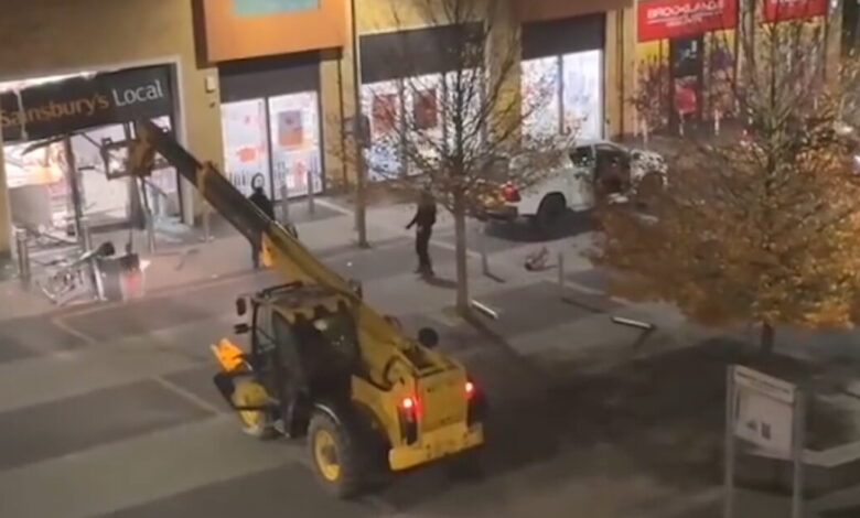 Λονδίνο:-Θρασύτατοι-ληστές-σήκωσαν-atm-με-εκσκαφέα,-το-έβαλαν-σε-φορτηγό-και-έγιναν-καπνός