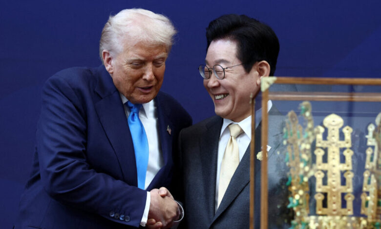 Ο-Ντόναλντ-Τραμπ-απέκτησε-επιτέλους-χρυσό-στέμμα-–-Η-Νότια-Κορέα-τίμησε-τον-«ειρηνοποιό»-πρόεδρο