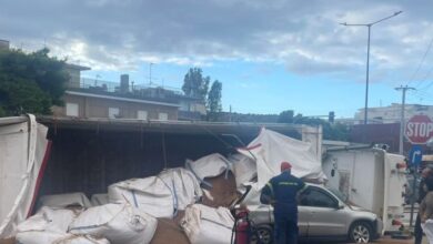 Βάρη:-Νταλίκα-ντελαπάρισε-και-έπεσε-πάνω-σε-παρκαρισμένο-αυτοκίνητο