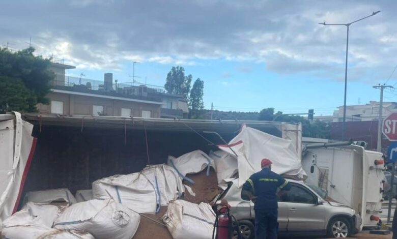 Βάρη:-Νταλίκα-ντελαπάρισε-και-έπεσε-πάνω-σε-παρκαρισμένο-αυτοκίνητο