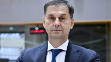 Εμπρηστική-επίθεση-στο-γραφείο-του-Χάρη-Θεοχάρη-–-Καταδίκη-από-τη-ΝΔ-και-τον-Κώστα-Σκρέκα